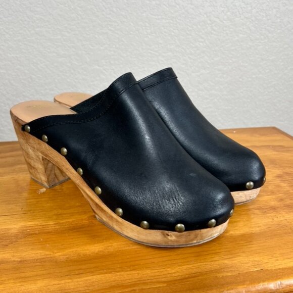 Black Leather Beek Clogs‎